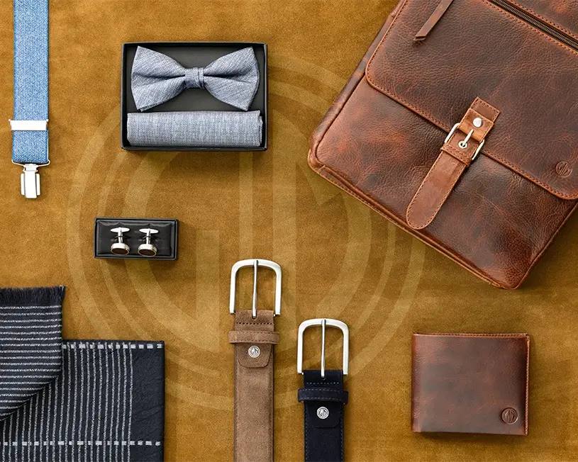 Accessoires wie Gürtel, Schal und Brieftasche auf einem Tisch ​​