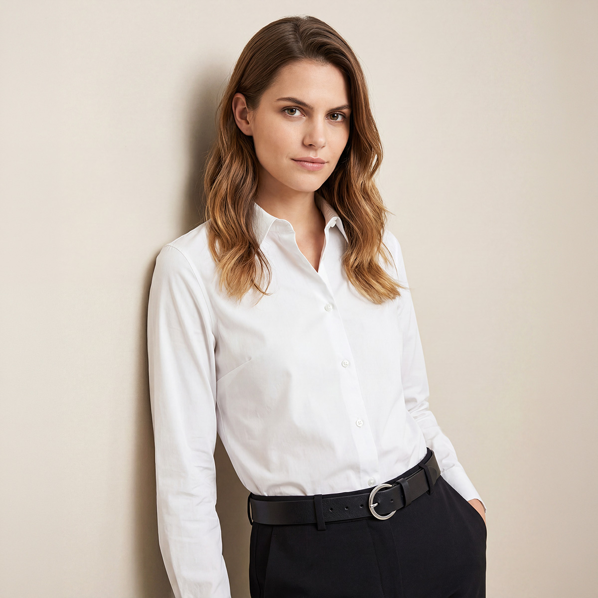 weißes Hemd, Knopfleiste, lange Ärmel, Damenbekleidung, schwarzer Gürtel, LINDENMANN Vollrindledergürtel Damen schwarz