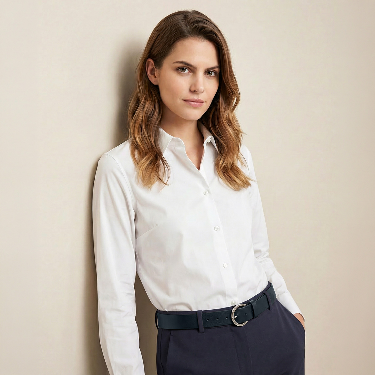 weiße Bluse, Hemdbluse, Langarm, Kragen, aus Baumwolle, LINDENMANN Vollrindledergürtel Damen blau