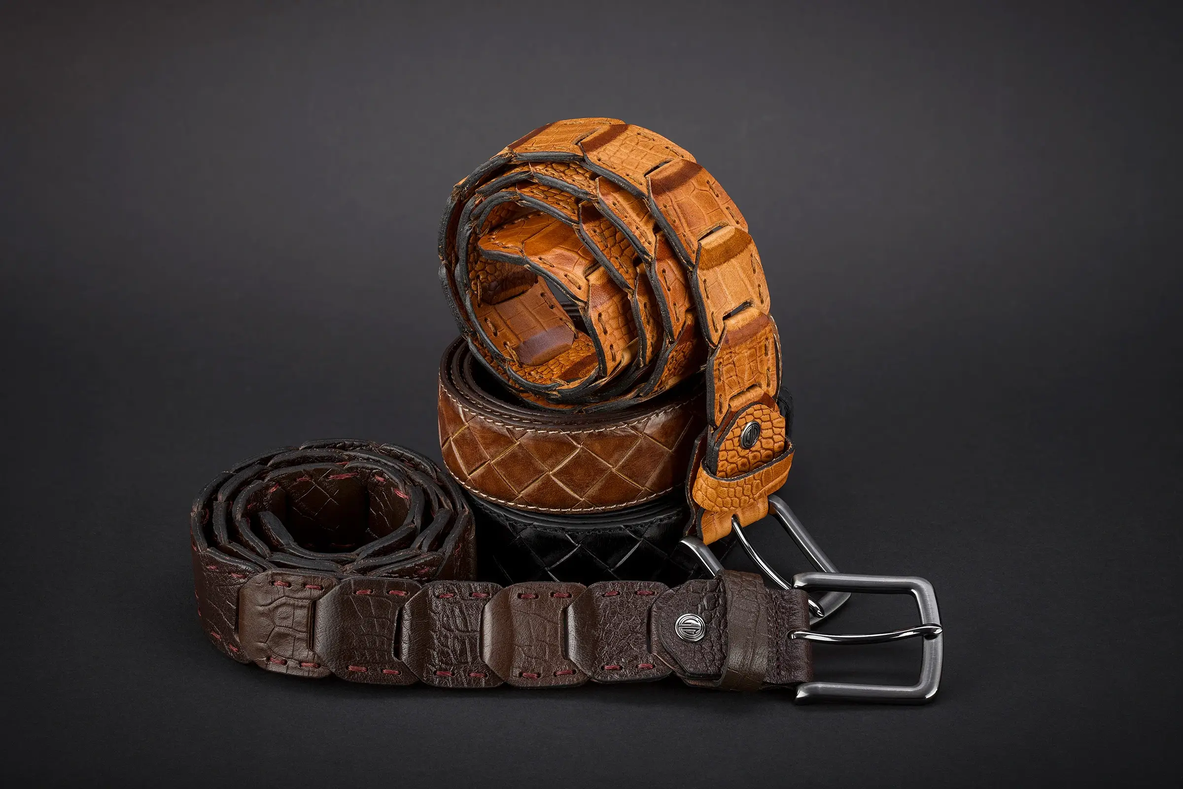 Modische LINDENMANN Herren Fashion Ledergürtel im Patchwork Design in Cognac, Braun und Schwarz mit markanter Struktur und Dornschließen