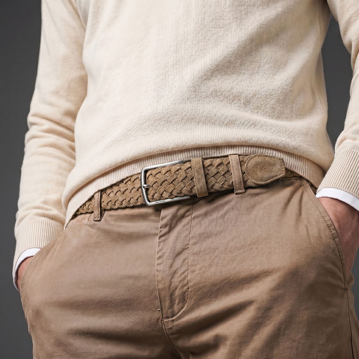 geflochtenes Gürtel, Leder-Gürtel, taubenbrauner Gürtel, khaki Hose, beiger Pullover, HECHTER Paris Herren Veloursleder-Flechtgürtel aus 100% Echtleder taupe