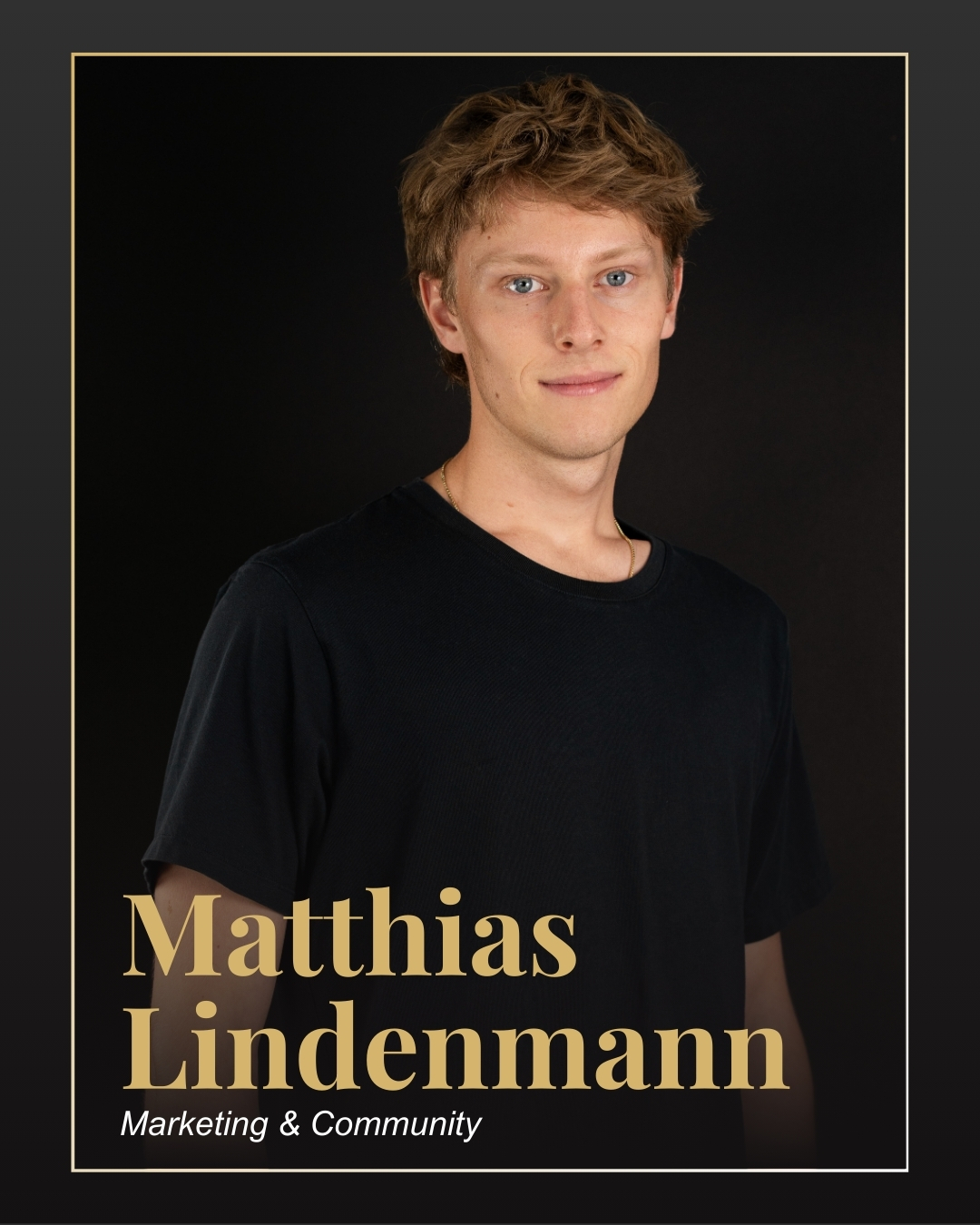 Portrait von Matthias Lindenmann in schwarzer Kleidung vor schwarzem Hintergrund
