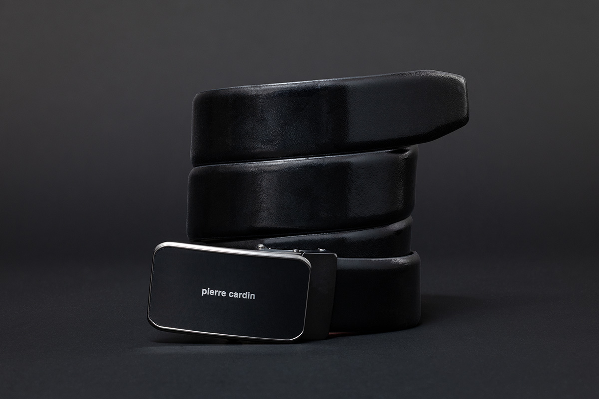 Eleganter schwarzer Automatik Gürtel von Pierre Cardin aus echtem Leder vor schwarzem Hintergrund – stilvolles Herrenaccessoire in moderner Optik.