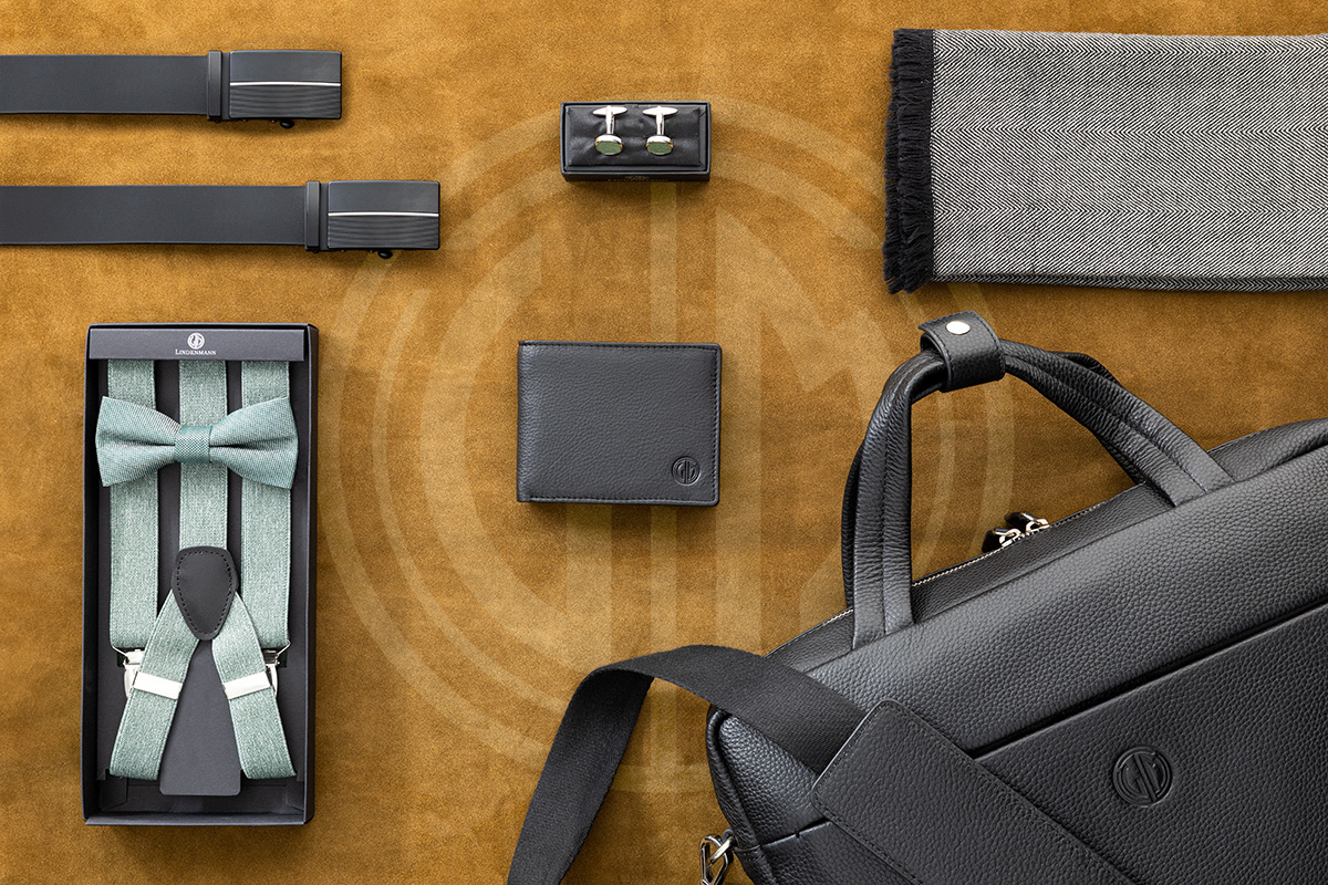 Lindenmann Accessoires auf gelbem Hintergrund – Gürtel aus Leder, Ledertasche, Geldbörse, Hosenträger und Manschettenknöpfe