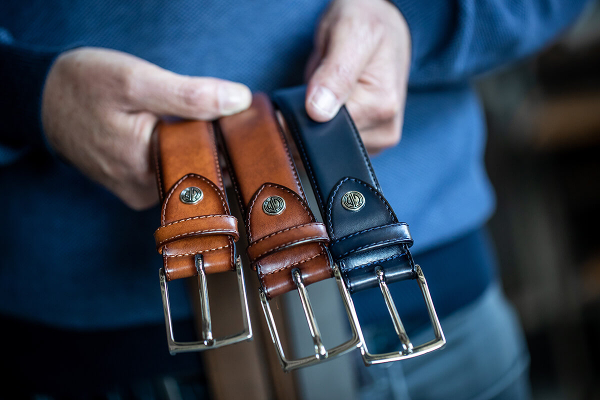 Ledergürtel Vielfalt – drei Gürtel, ein Statement Drei Echtleder-Gürtel – verschiedene Designs in klassischer und moderner Ausführung