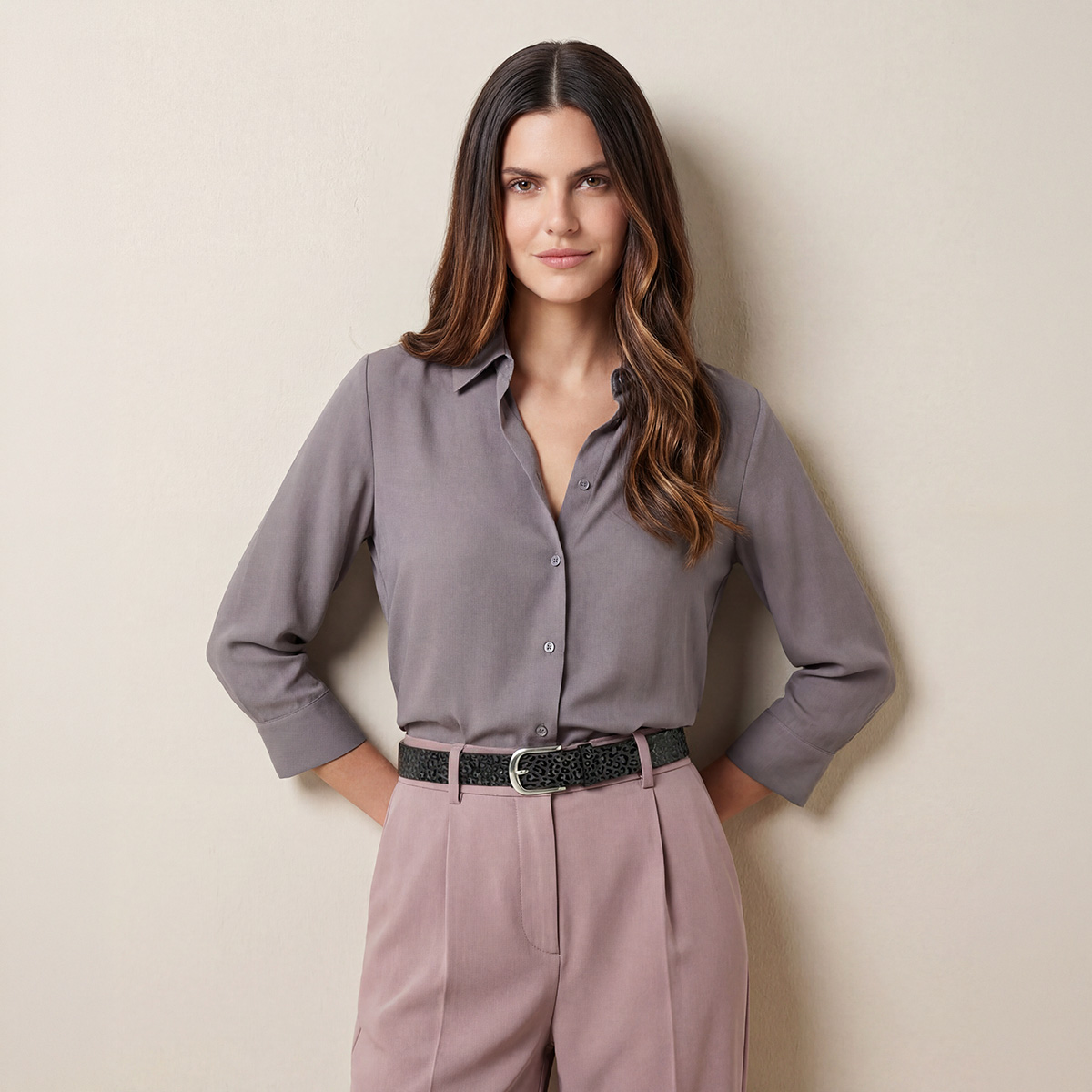 bluse, hemdenstil, langeärmlig, knopfleiste, taillierte hose, LINDENMANN Rindleder Damengürtel Schwarz mit Leopardmuster