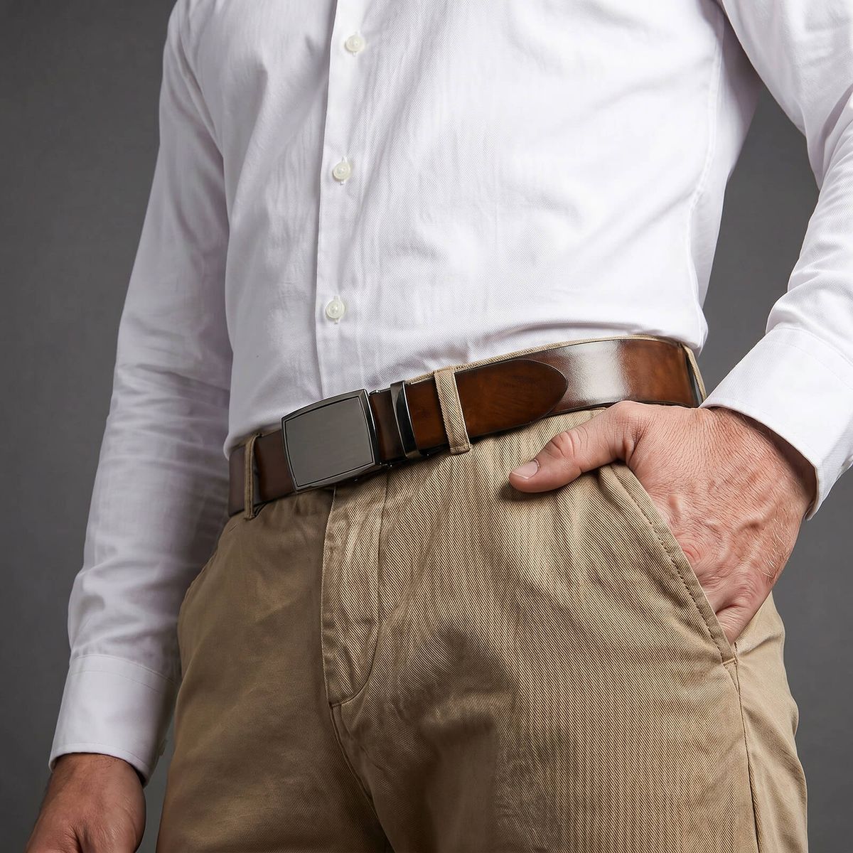 weißes hemd, brauner gürtel, khakifarbene hose, ledergürtel, casual outfit,