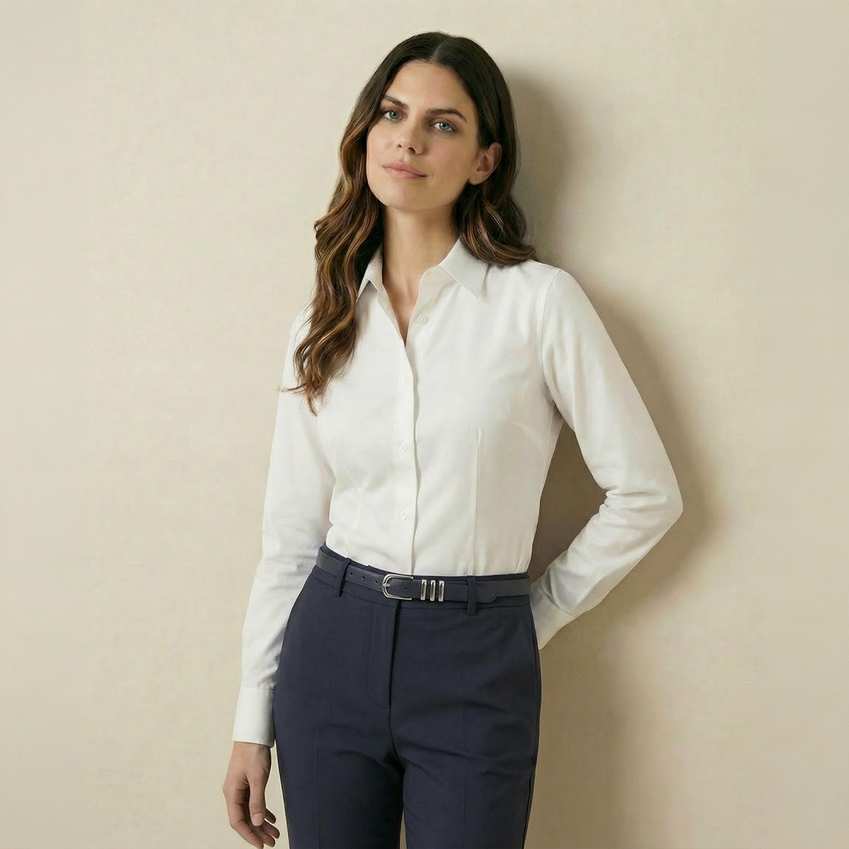 bluse, kleidung, weiß, hemdenstil, dunkle hose, LINDENMANN Damen Vollrindledergürtel aus 100% Echtleder marine