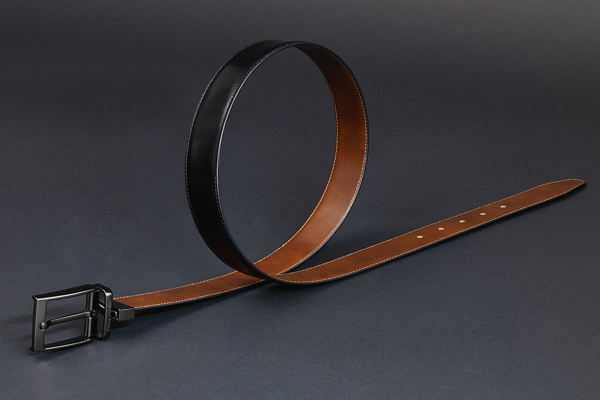 Zweifarbiger Pierre Cardin Wendegürtel aus echtem Leder in Schwarz und Braun, präsentiert vor schwarzem Hintergrund – stilvolles, vielseitig kombinierbares Herrenaccessoire.