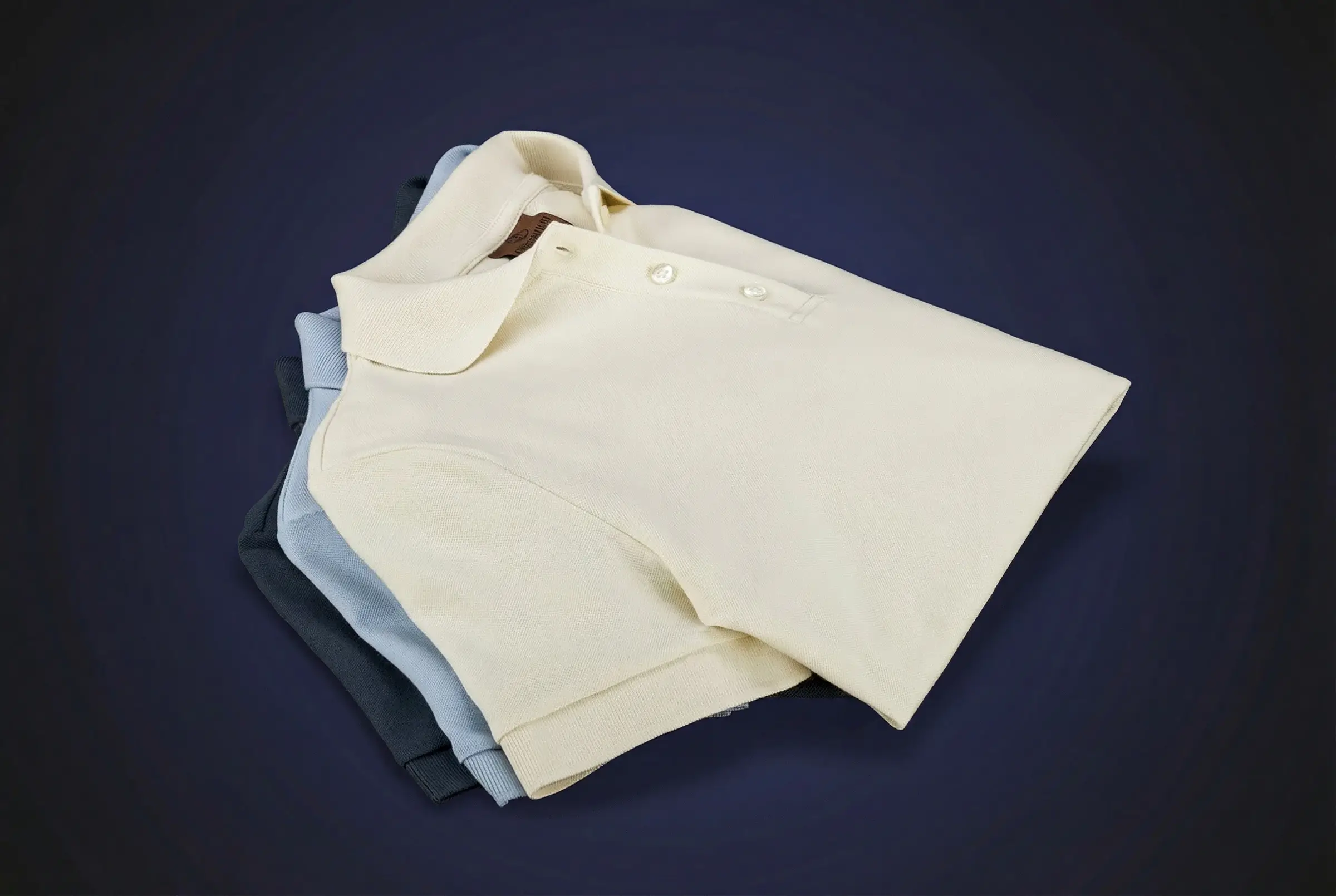 Übereinandergelegte LINDENMANN Herren Poloshirts in Creme, Hellblau und Dunkelblau mit Kragen und kurzer Knopfleiste