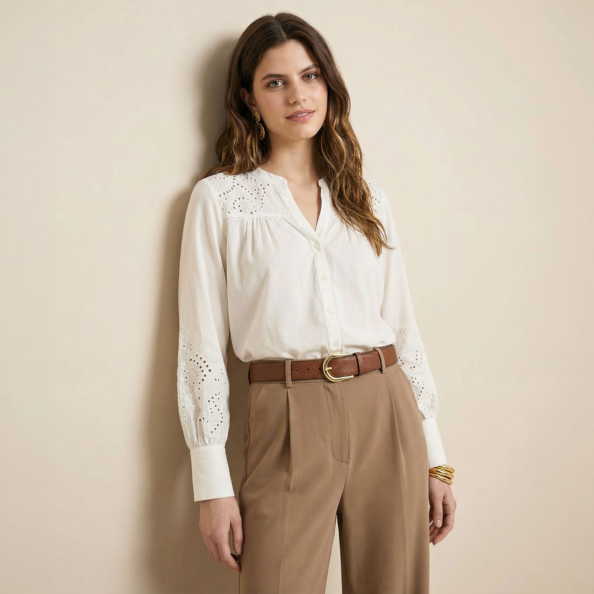 Bluse, Eyelet-Stoff, Langarm, Weiß, Khaki-Hose, LINDENMANN Damen Vollrindledergürtel aus 100% Echtleder cognac
