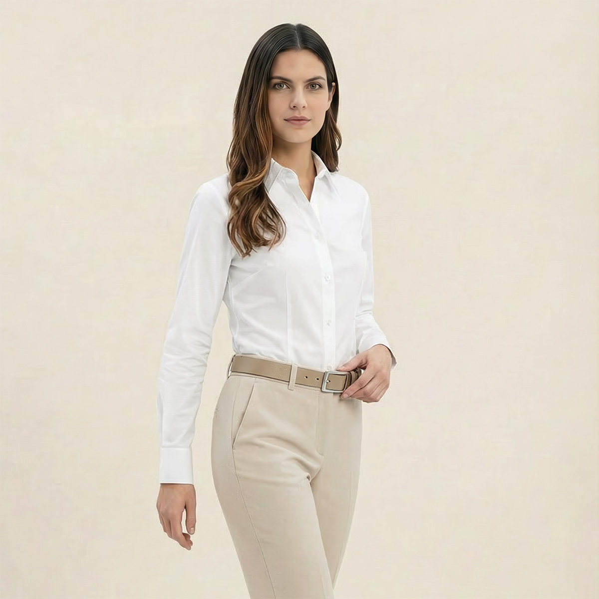 weißes Hemd, Knopfleiste, Kragen, beige Hose, Gürtel, LINDENMANN Rindledergürtel Damen Taupe