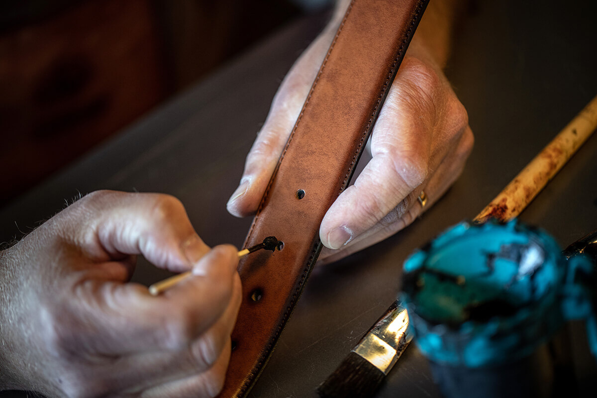 Ledergürtel Handarbeit – Qualität aus echter Manufaktur Handgefertigter Ledergürtel – traditionelle Handarbeit bei der Herstellung hochwertiger Gürtel
